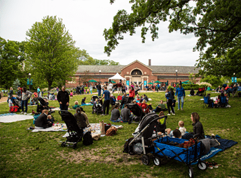 Guests on the South Lawn during SuperZooPicnic